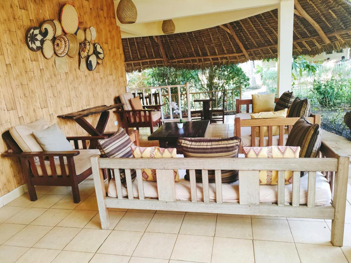 Upani In Diani Bed and Breakfast Diani Beach Exteriör bild