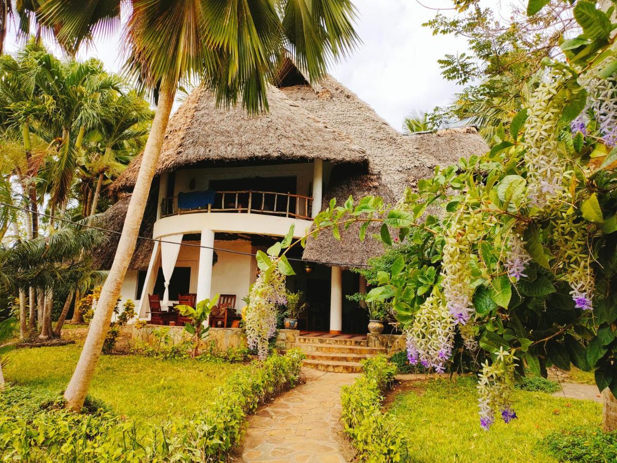 Upani In Diani Bed and Breakfast Diani Beach Exteriör bild