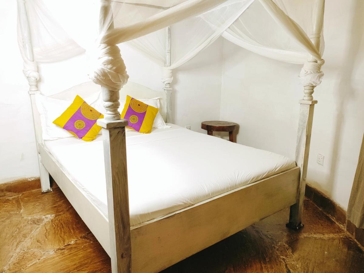 Upani In Diani Bed and Breakfast Diani Beach Exteriör bild
