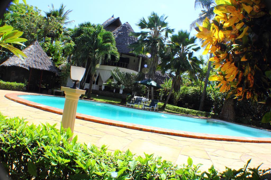 Upani In Diani Bed and Breakfast Diani Beach Exteriör bild