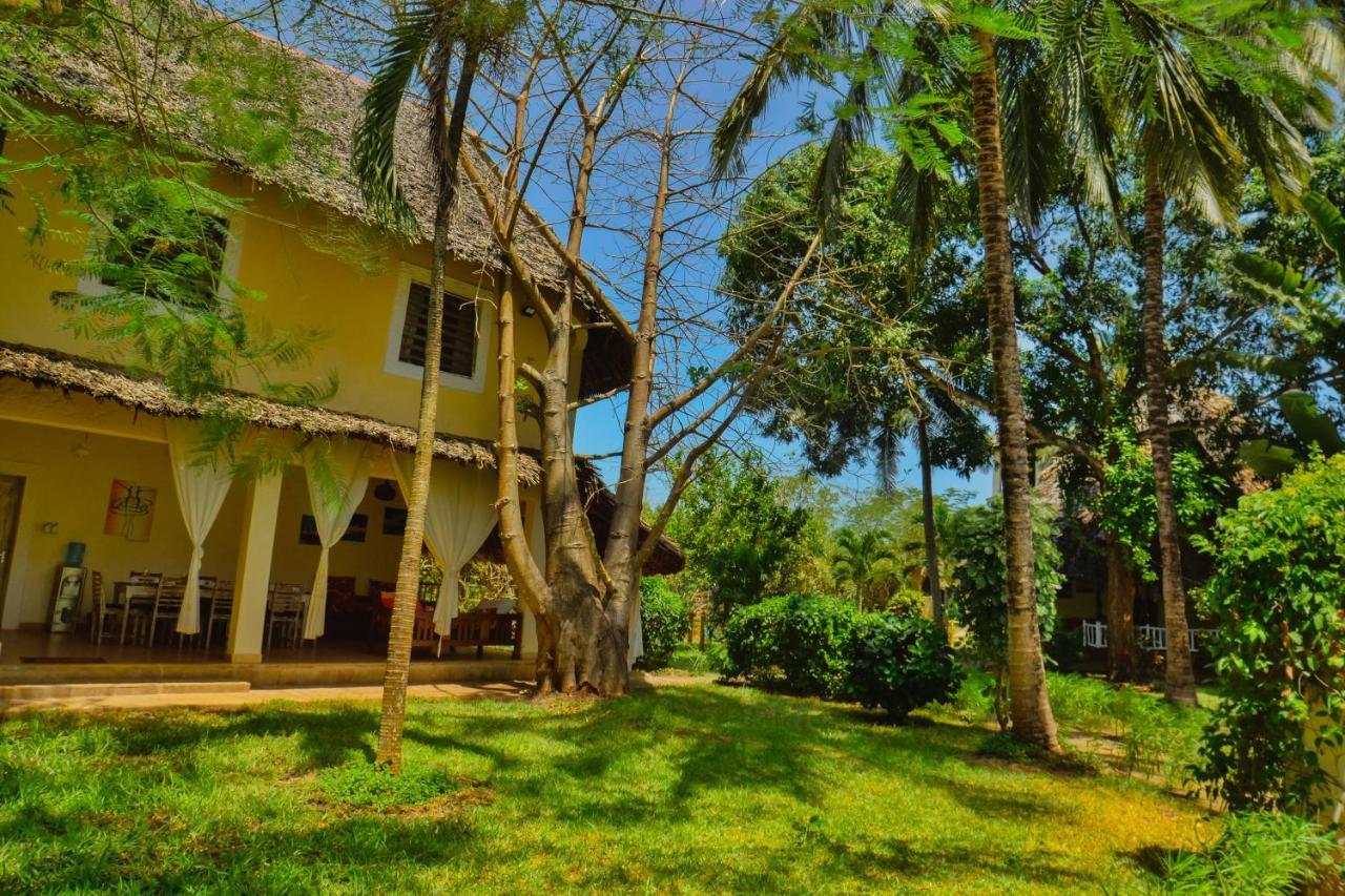 Upani In Diani Bed and Breakfast Diani Beach Exteriör bild