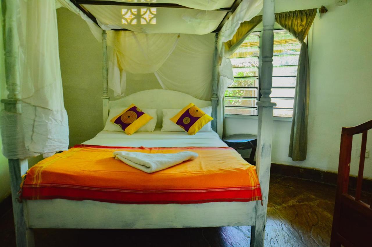 Upani In Diani Bed and Breakfast Diani Beach Exteriör bild