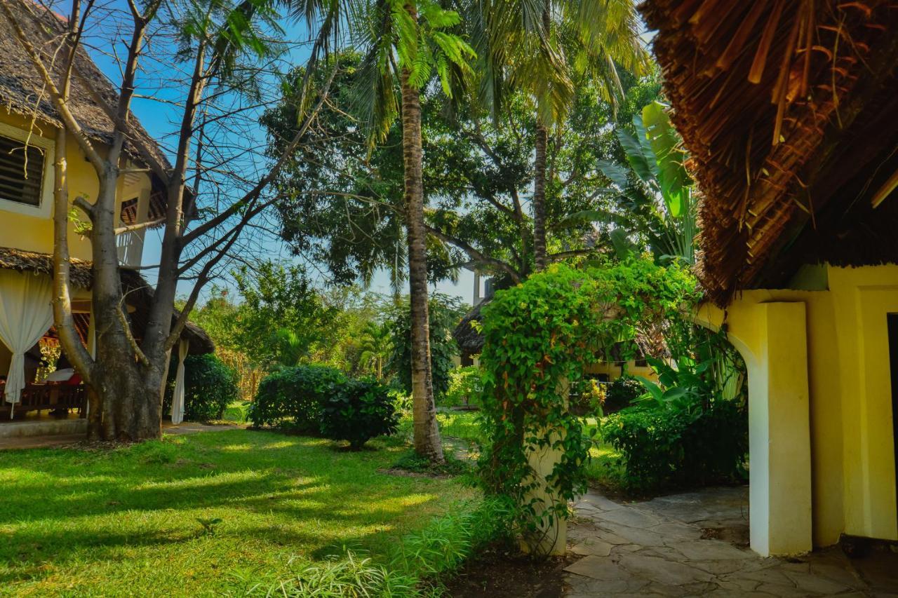 Upani In Diani Bed and Breakfast Diani Beach Exteriör bild