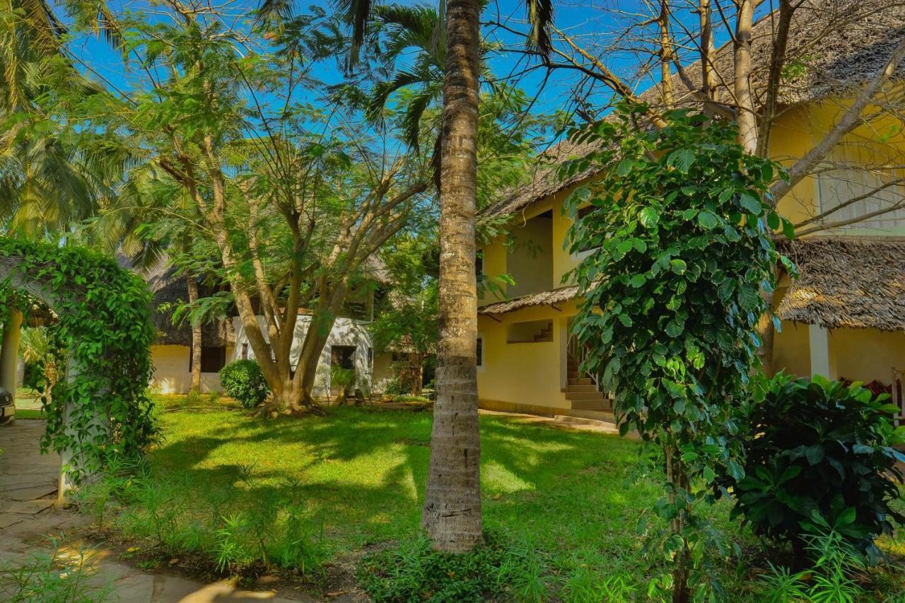Upani In Diani Bed and Breakfast Diani Beach Exteriör bild